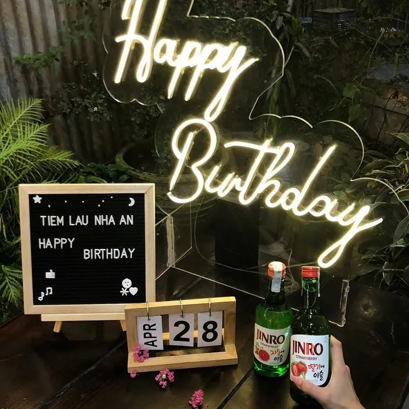 Trang trí gói cơ bản với đèn neon Happy Birthday và bảng tên