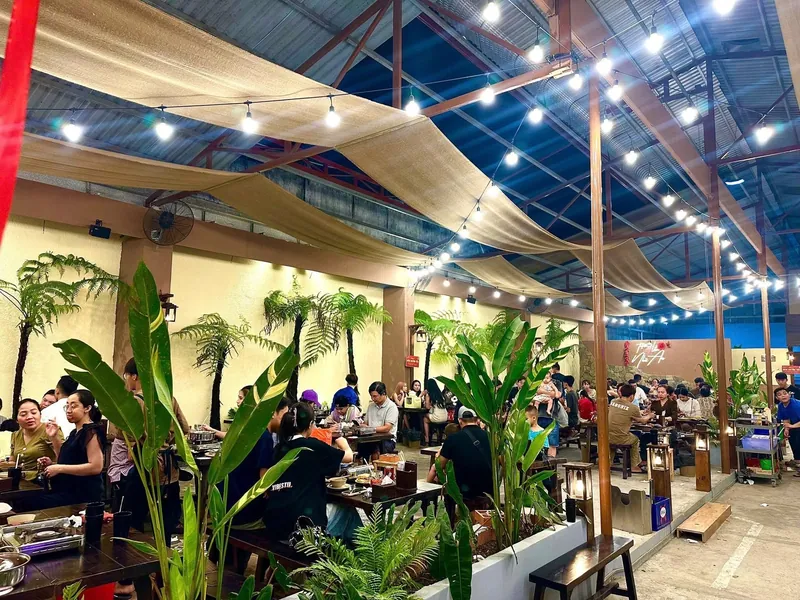 Toàn cảnh khu mái che rộng của quán