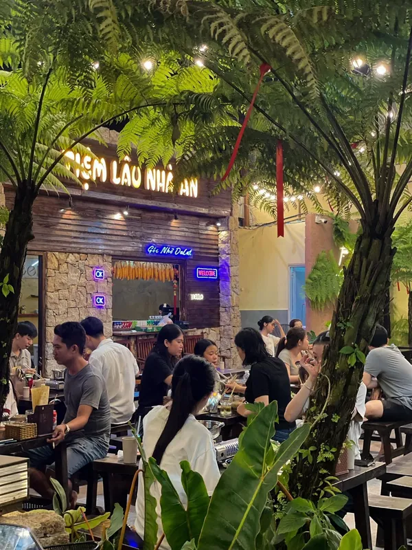 Mặt tiền Tiệm Lẩu Nhà An nhìn từ ngoài đường