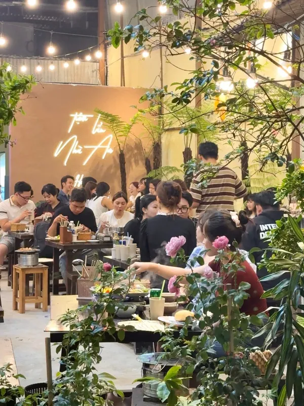 Khu ngoài trời buổi tối với đèn vàng ấm và cây xanh