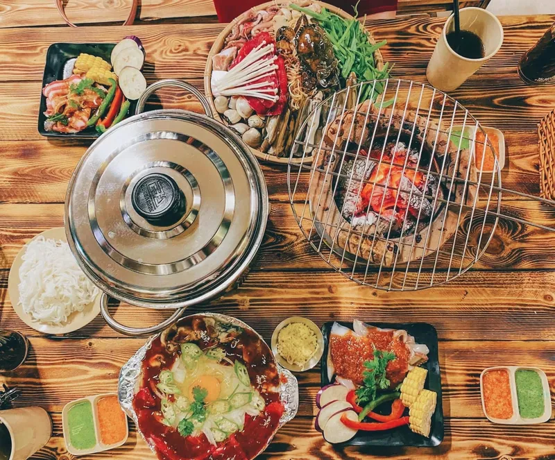 Bàn ăn nhìn từ trên xuống với đầy đủ các món