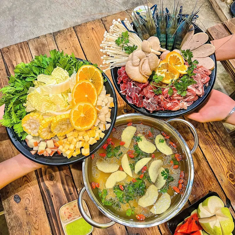 Hai nồi lẩu hai vị khác nhau trên bàn tiệc