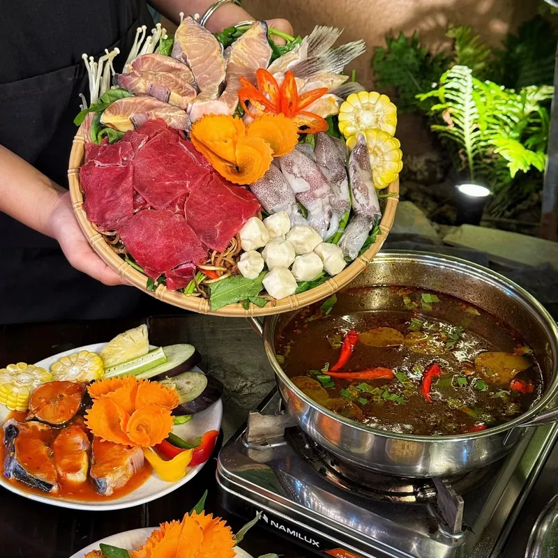 Mâm thịt bò tươi lớn trước khi thả vào nồi lẩu