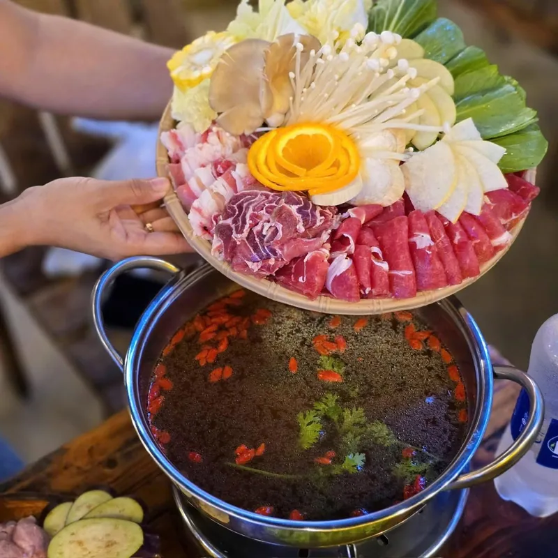 Mâm hải sản và thịt bò tươi bưng ra trên nồi lẩu